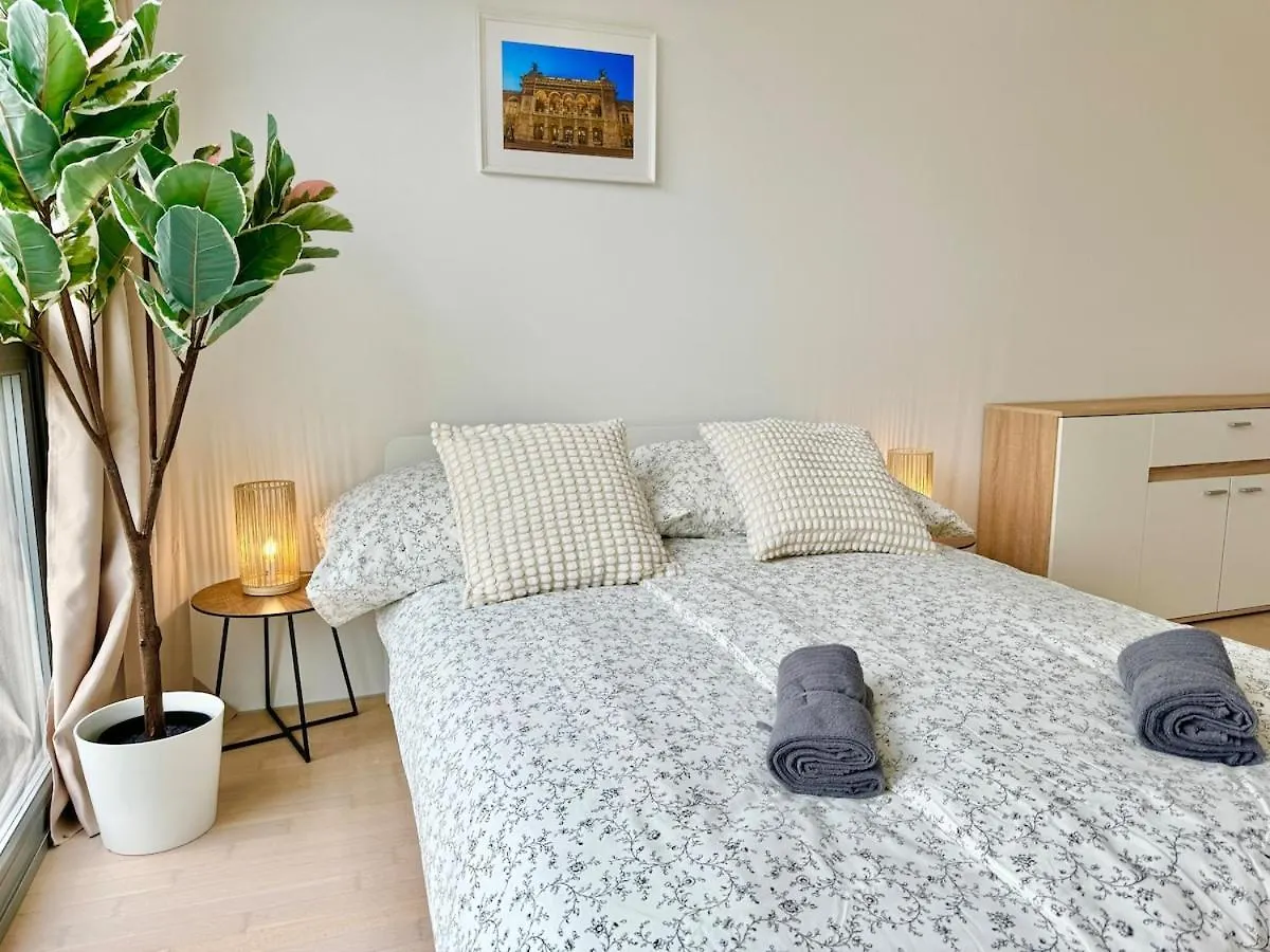 Apartment Modern 4 Bedroom Penthouse With Free Parking