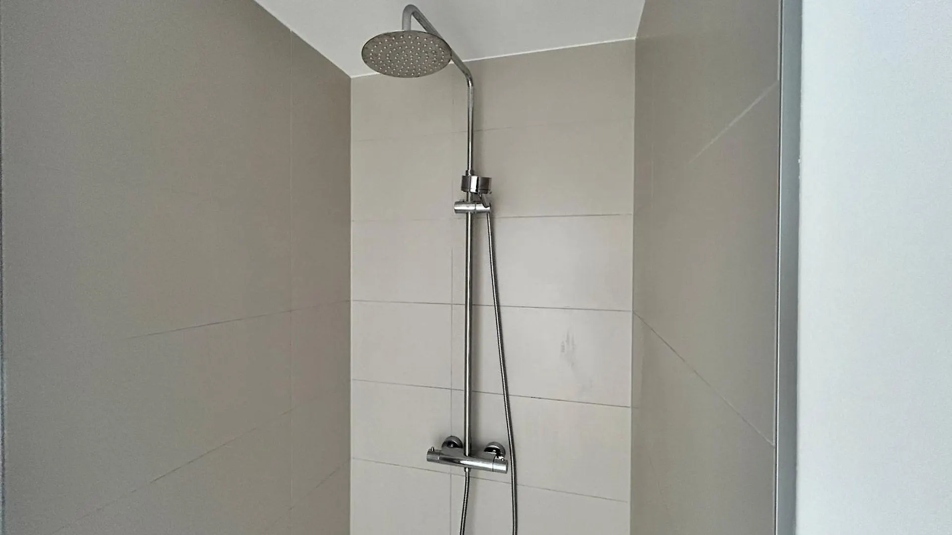 Modern 4 Bedroom Penthouse With Free Parking Apartment