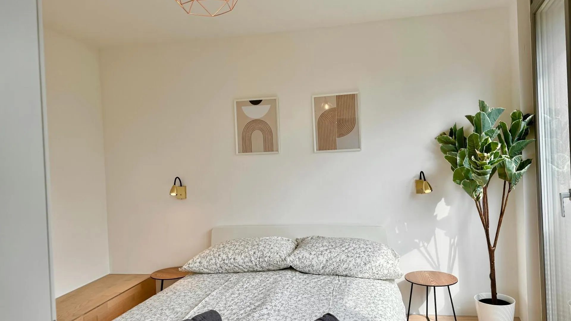 Modern 4 Bedroom Penthouse With Free Parking Apartment