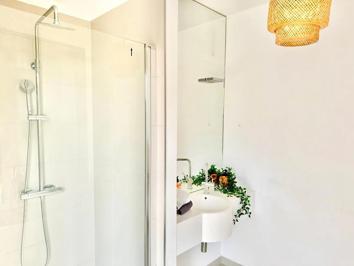 Modern 4 Bedroom Penthouse With Free Parking