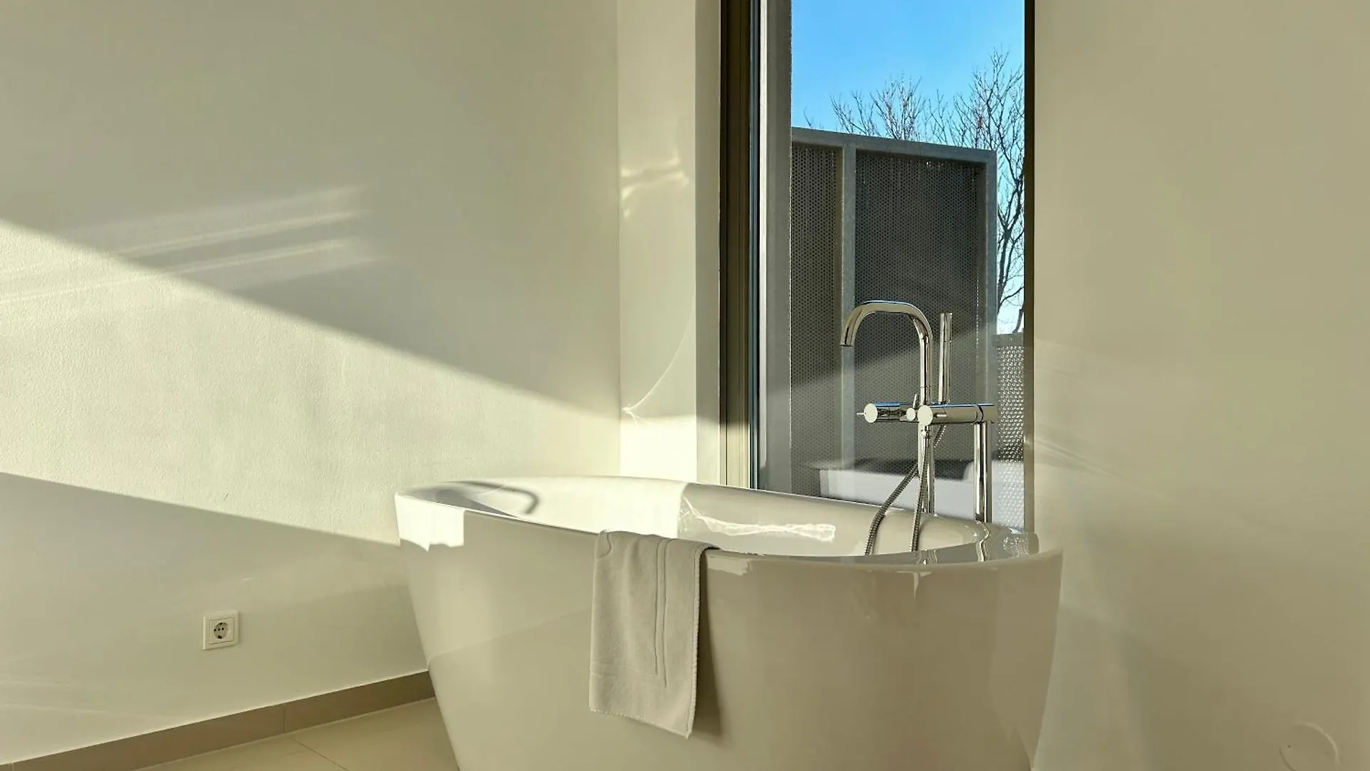 Modern 4 Bedroom Penthouse With Free Parking