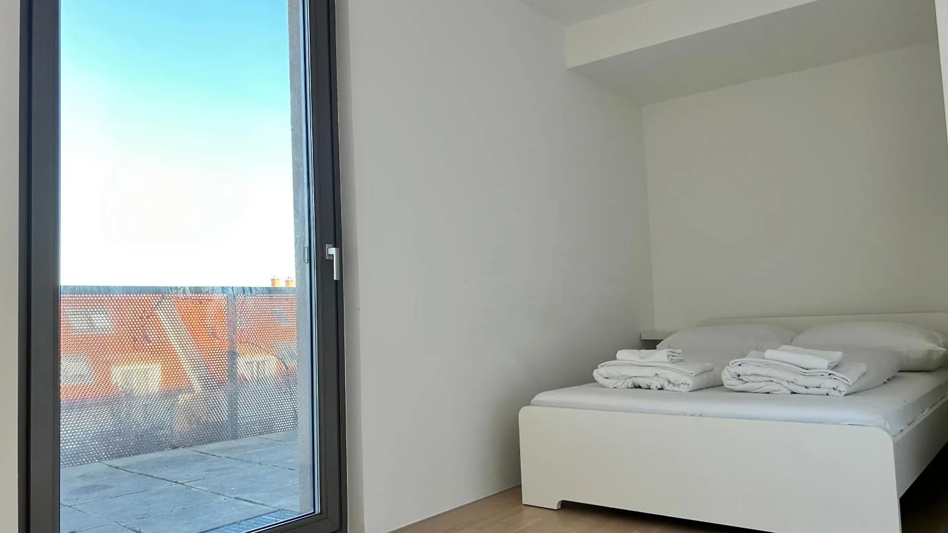Modern 4 Bedroom Penthouse With Free Parking