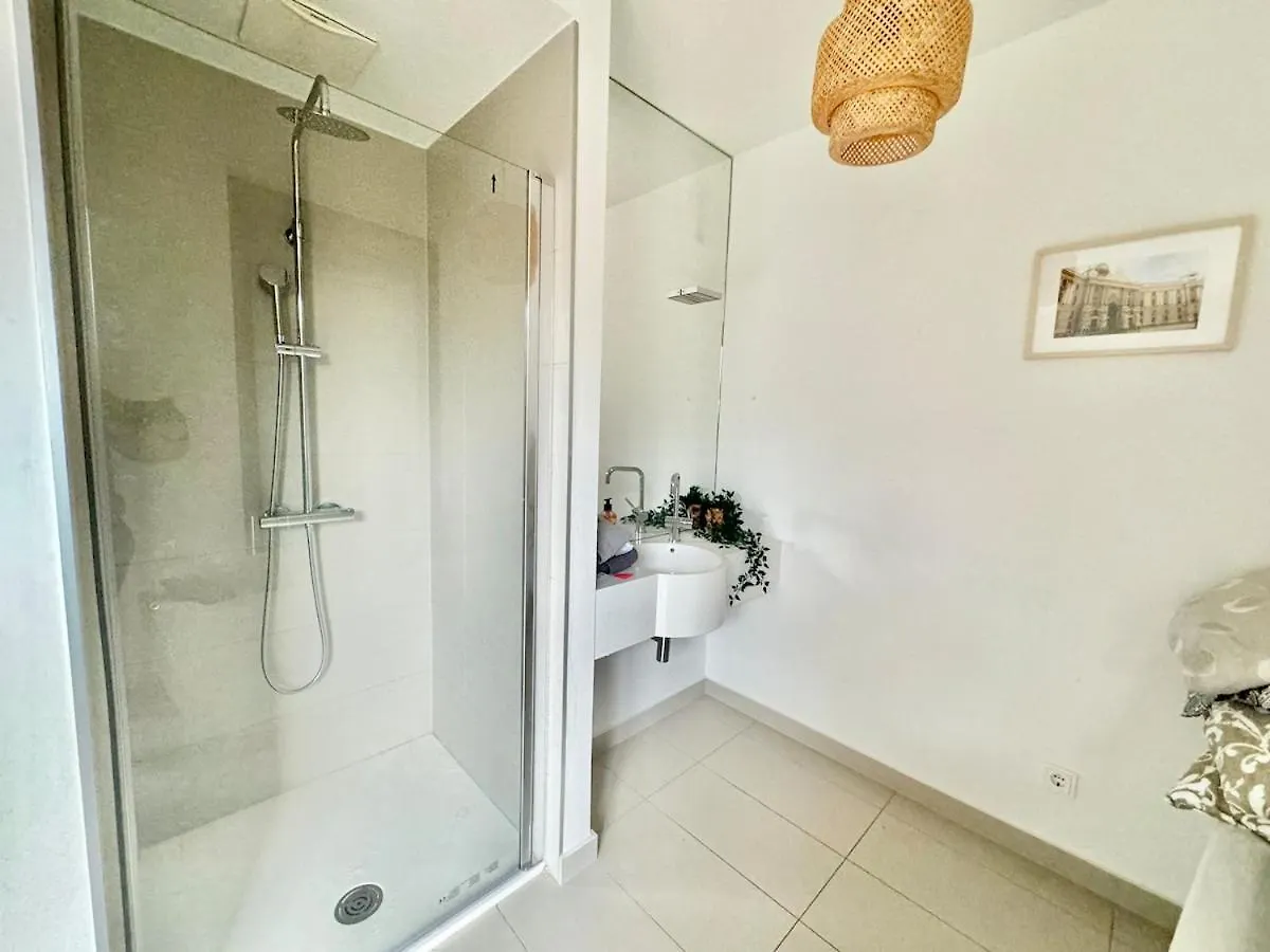 Modern 4 Bedroom Penthouse With Free Parking شقة