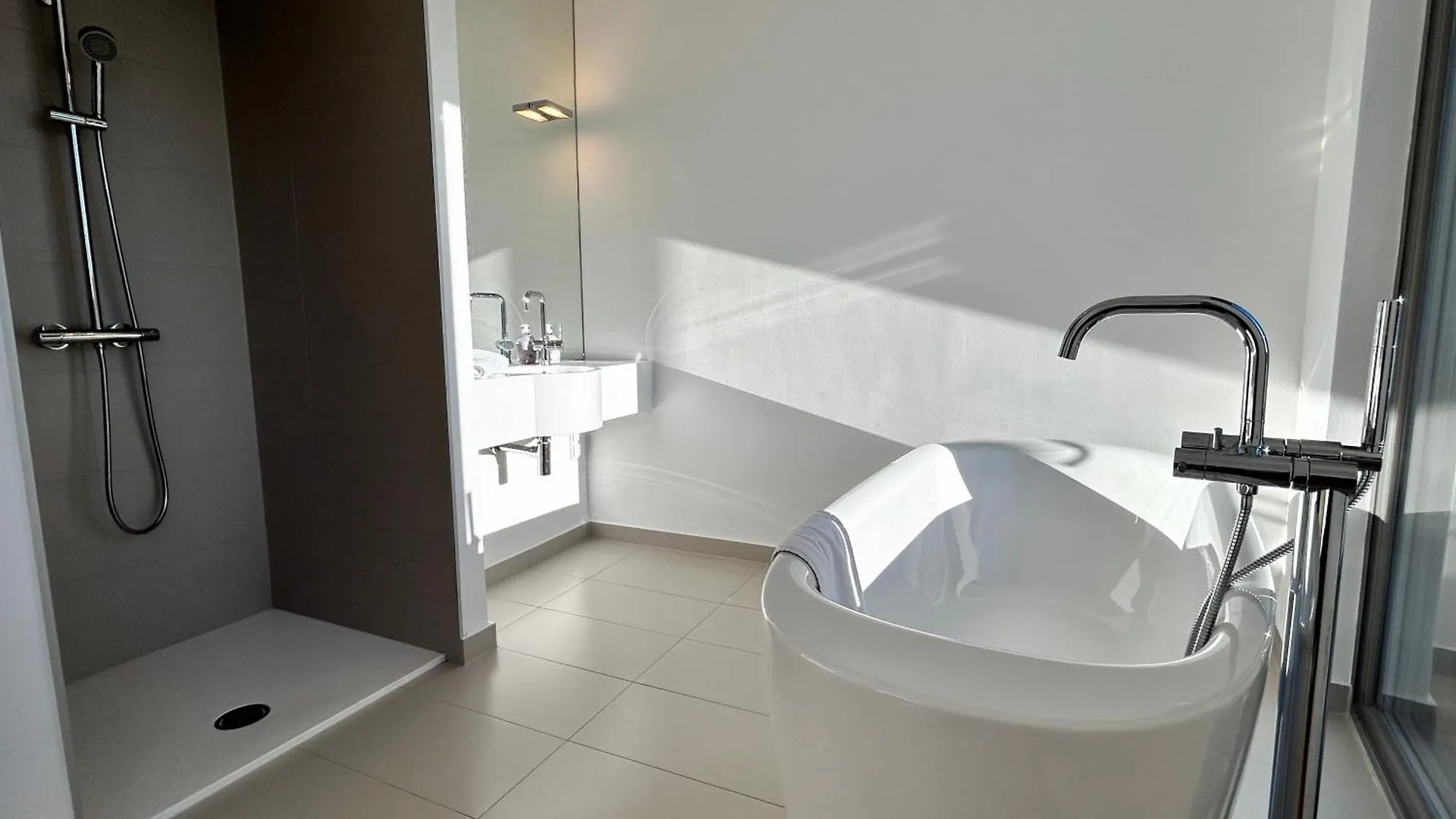 Modern 4 Bedroom Penthouse With Free Parking 0*, فيينا