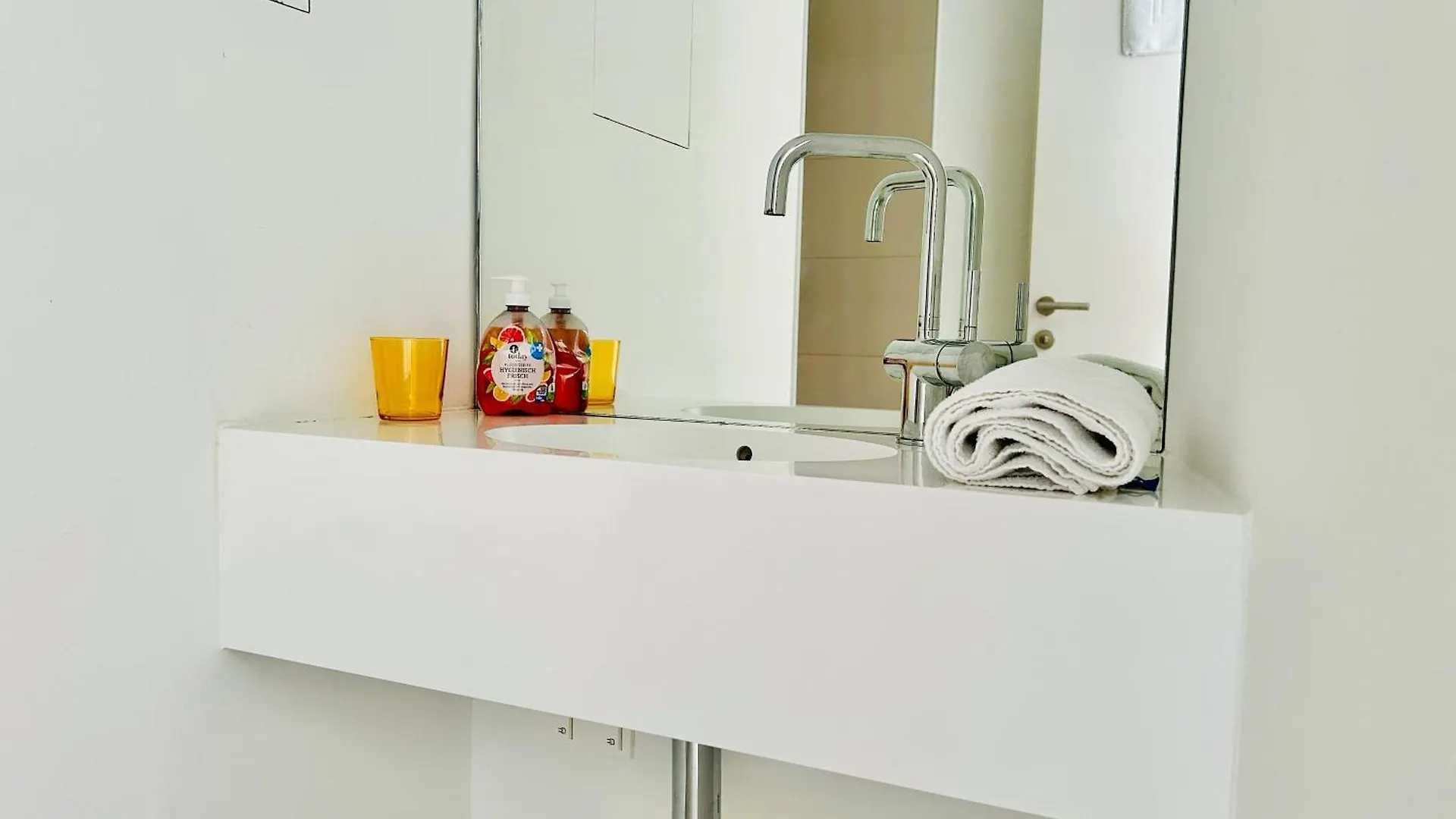 Modern 4 Bedroom Penthouse With Free Parking النمسا